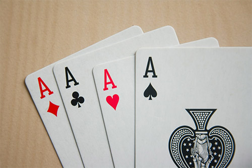 Det finns många varianter av poker men att få ess på hand är alltid bra.